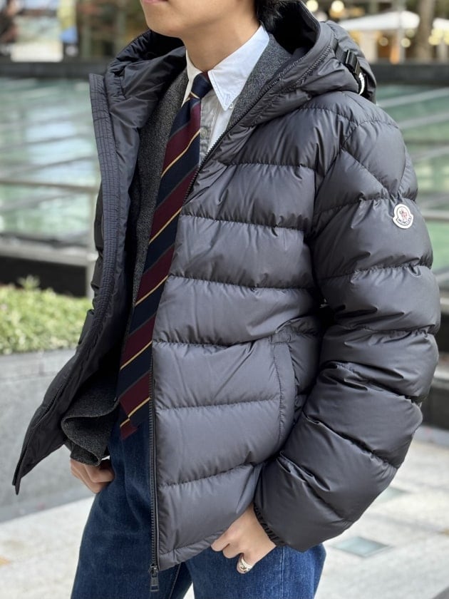 〈MONCLER〉シンプルで使い勝手がとにかく良いかもしれないダウンジャケットLAVERAET。