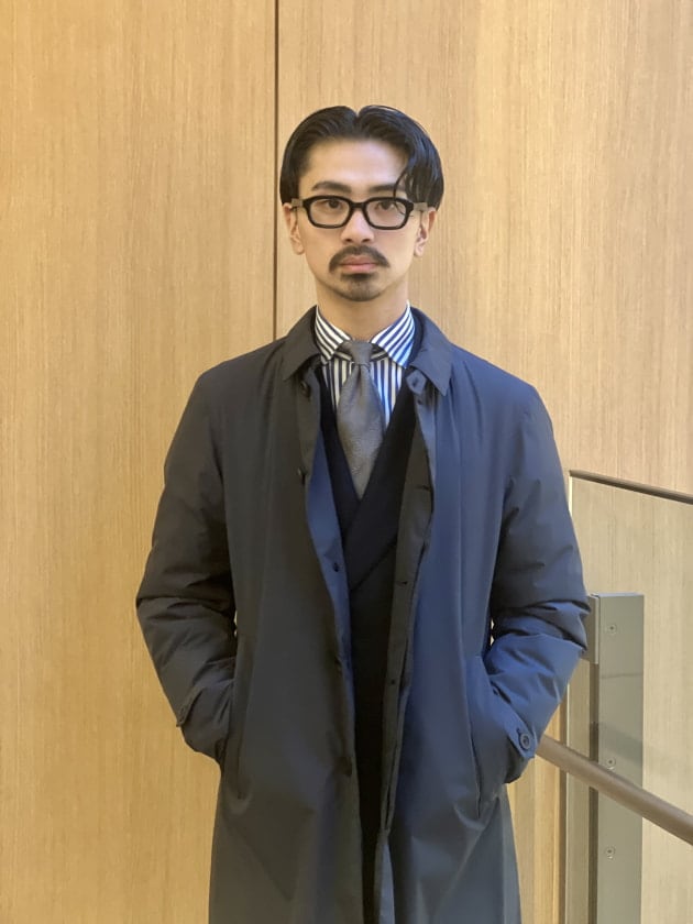 〈HERNO〉シンプルなデザインと、高い機能性を兼ね備えたステンカラーコート。