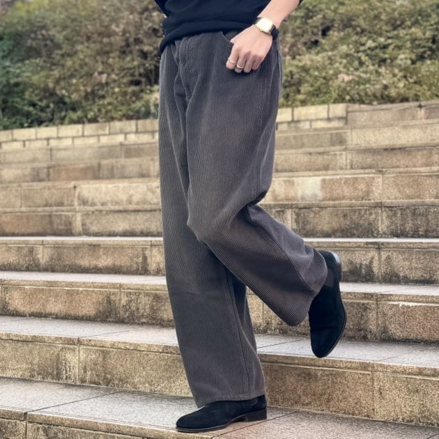 本当のヴィンテージのような太畝コーデュロイパンツ。