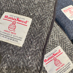 これからのシーズンには欠かせないHarris Tweedグローブ。