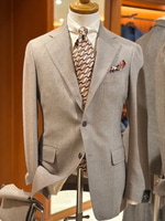 ＜TITO ALLEGRETTO＞ライトブラウンスーツ