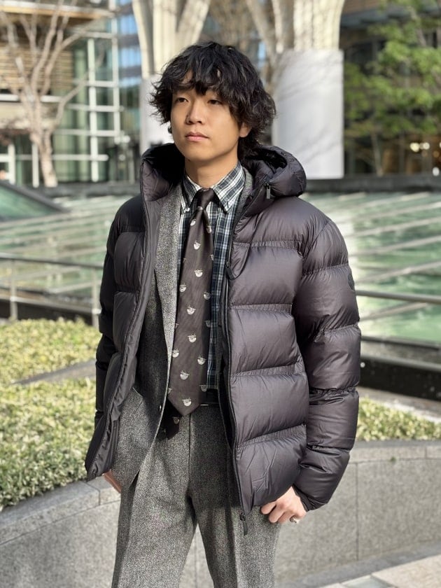 MONCLER〉オールブラックで揃えた、ミニマムなショートダウン
