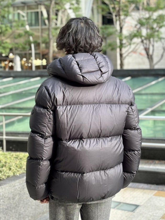 MONCLER〉オールブラックで揃えた、ミニマムなショートダウン