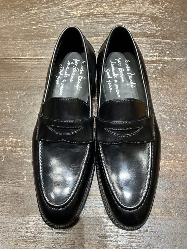 Enzo Bonafe〉オールブラックで揃えた別注のドレスローファー