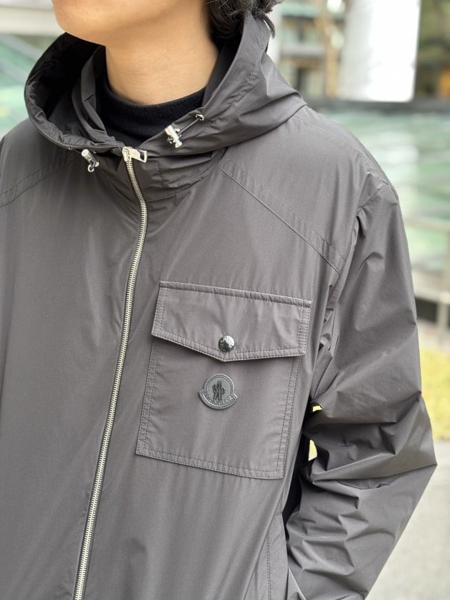 〈MONCLER〉実用性とラグジュアリーの完璧な融合？のフード付きブルゾンFUYUE JKT。