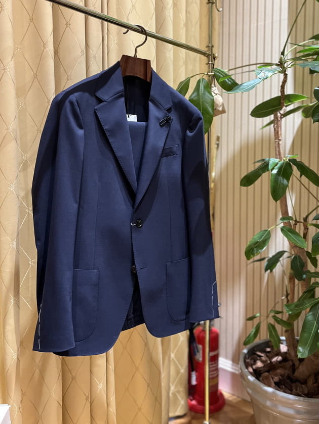 LARDINI ネイビー ビジネススーツ 春のスーツは艶ネイビーでクラシカルに！！LARDINI【ラルディーニ