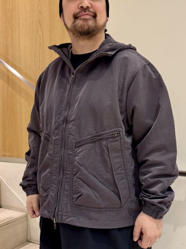 ミリタリー×テックの最適解。BEAMS Garment Dye Hood Blousonを着て