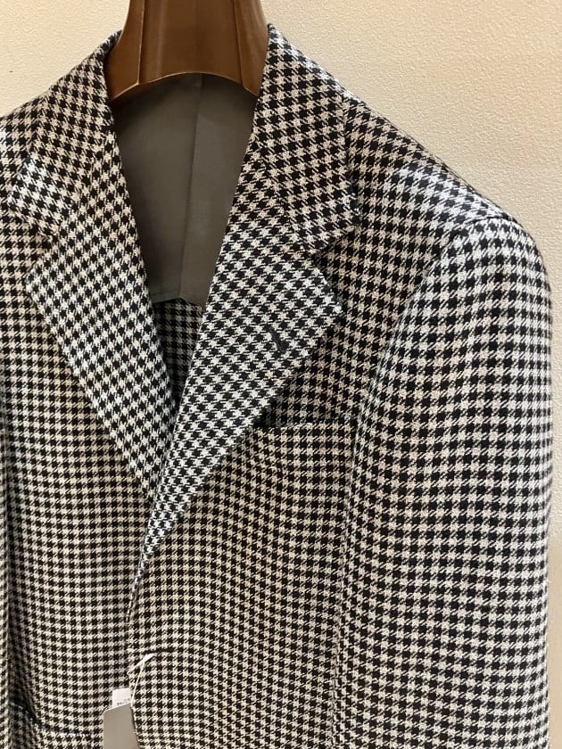 〈BEAMS F 〉ダークグレーとブラックが生み出す、モダンブリティッシュな雰囲気のチェックジャケット。