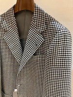 〈BEAMS F 〉ダークグレーとブラックが生み出す、モダンブリティッシュな雰囲気のチェックジャケット。