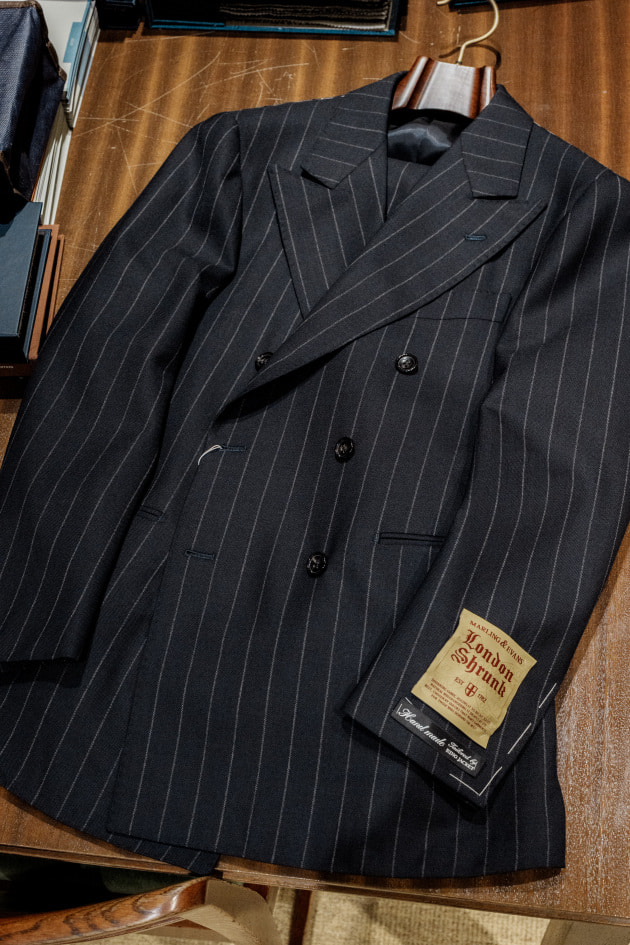 BEAMS F ネイビー ストライプ スーツ 46 BEAMS F＞静かに主張するダブルのネイビーストライプスーツ＜MARLING