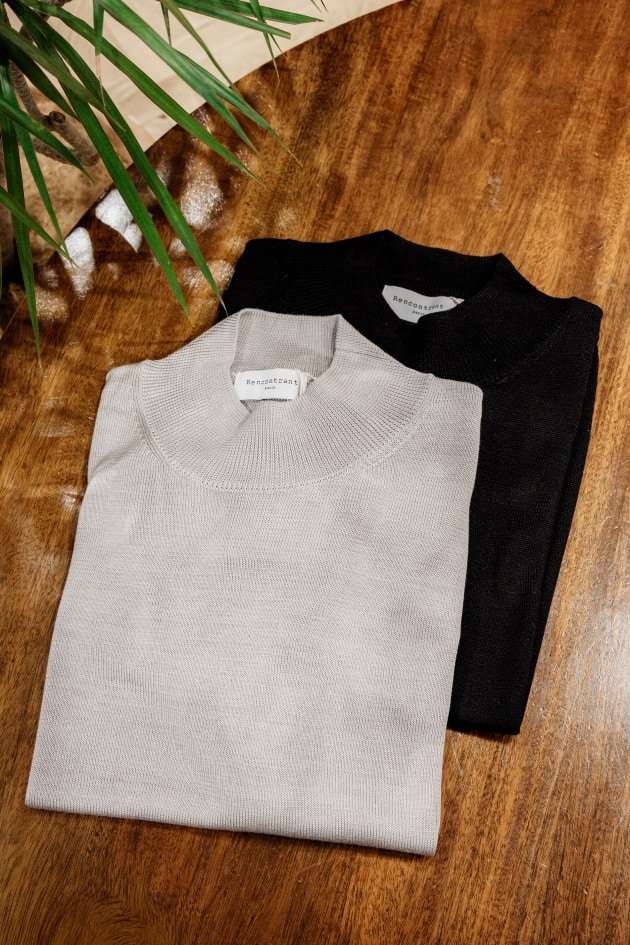 Rencontrant＞シルクで差がつくモックネック。今年の新色も見逃せませ