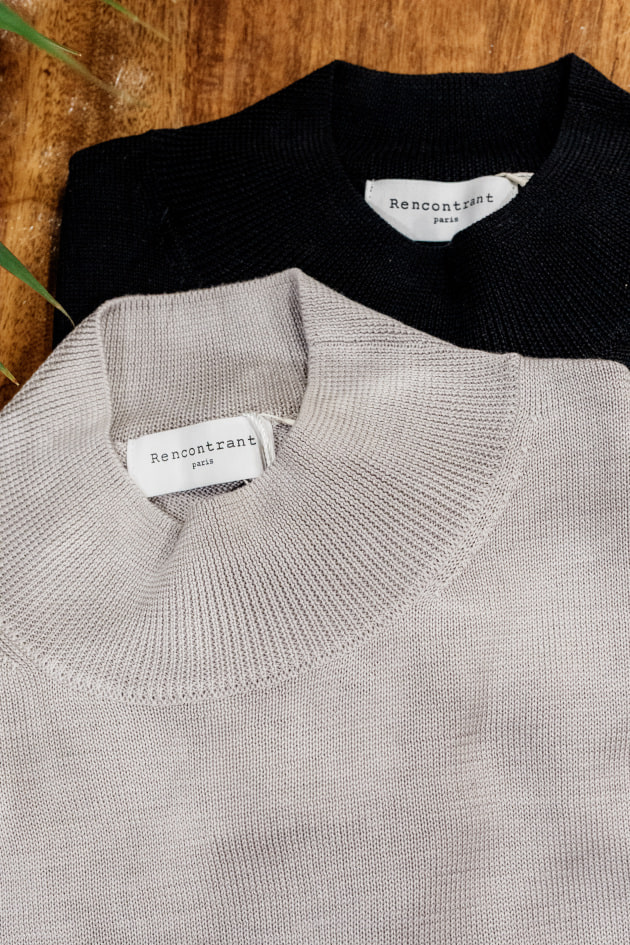 Rencontrant＞シルクで差がつくモックネック。今年の新色も見逃せませ