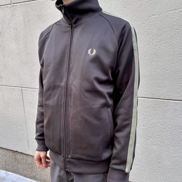 グレーで合わせた別注〈FRED PERRY〉を都会的に。】｜ビームス 札幌｜BEAMS