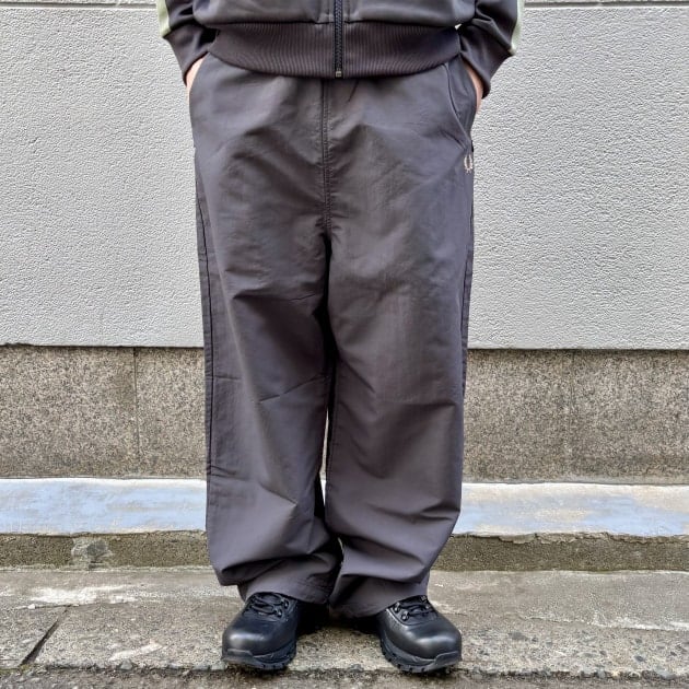 グレーで合わせた別注〈FRED PERRY〉を都会的に。】｜ビームス 札幌｜BEAMS