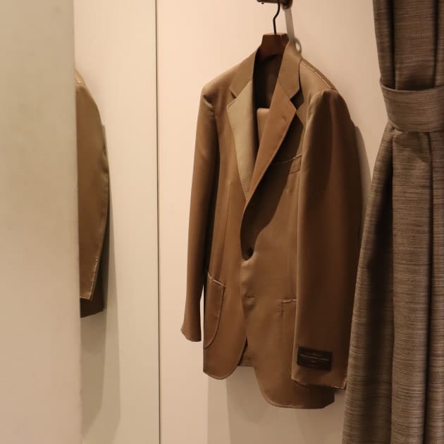 大和田がススメる【このスーツ、角度で色が変わります】BEAMS F