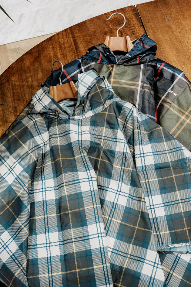 Barbour MORE VARIATION＞持ち歩けるバブアー。雨の日に映えるタータン