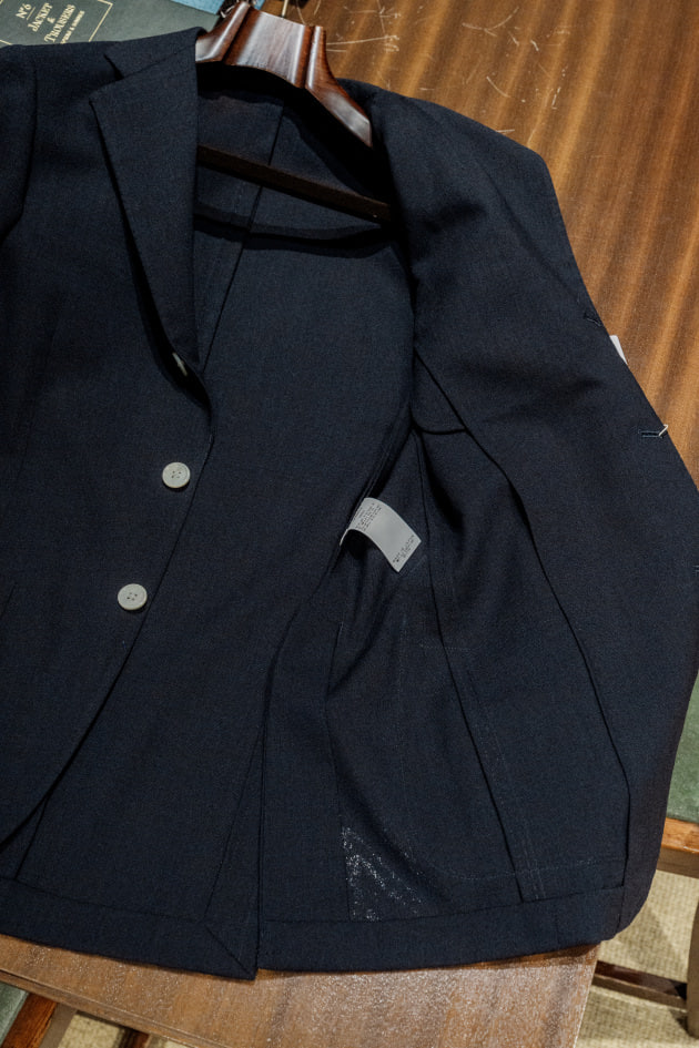軽やかで立体的。日本の夏も乗り切れるネイビージャケット＜BEAMS F