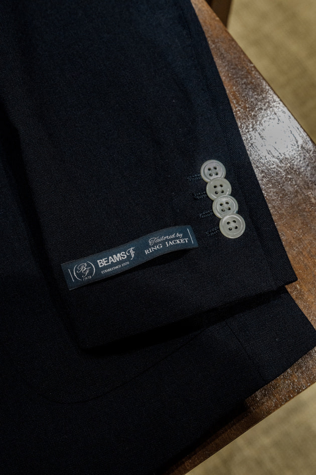 軽やかで立体的。日本の夏も乗り切れるネイビージャケット＜BEAMS F