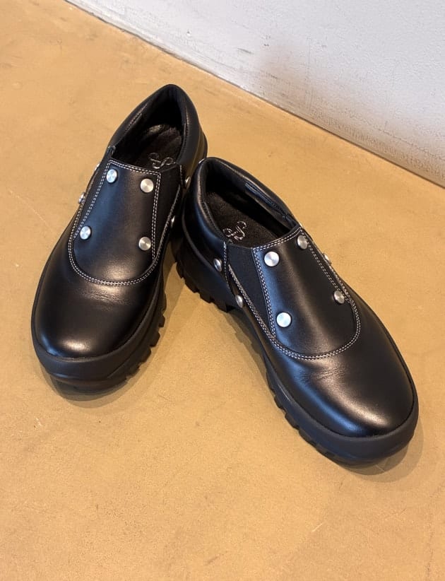 〈OAO〉革シューズでお洒落に締め色