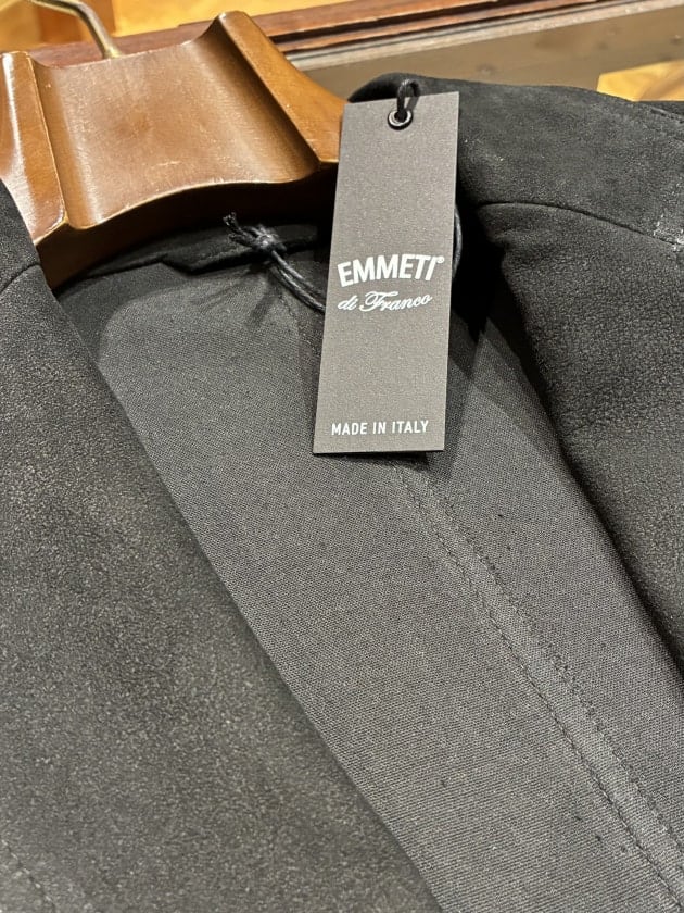 革なのに着心地良し。〈EMMETI〉