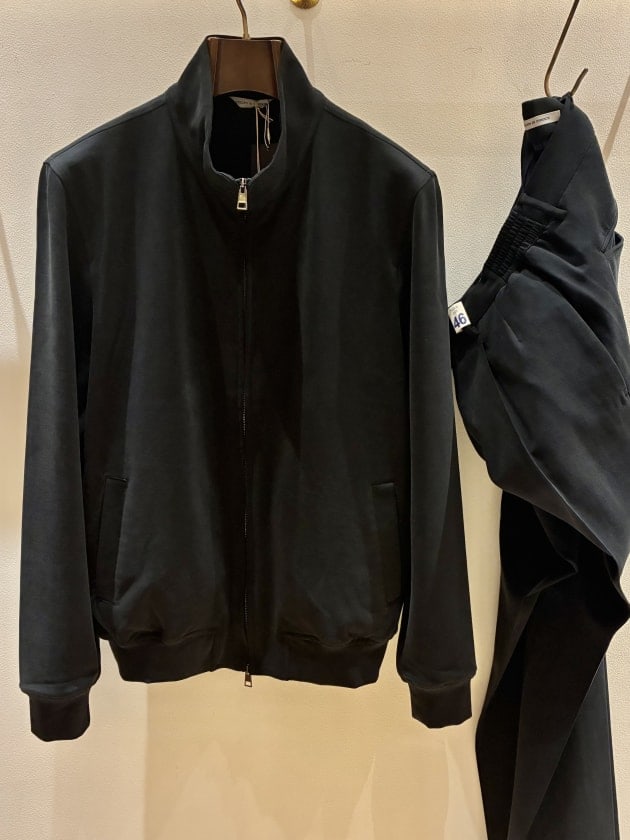 〈giabsarchivio 〉最高の着心地と、優れた機能性に、周囲と差がつくエレガントさのあるジャージーセットアップはこちら！