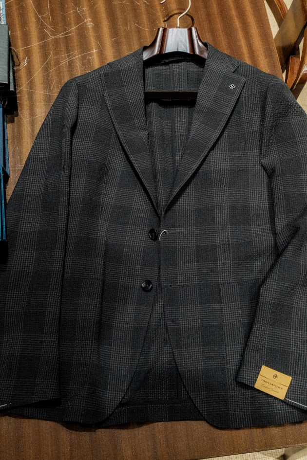 軽いのに品がある。都会的なグリーンチェックのウールシアサッカージャケット＜TAGLIATORE（タリアトーレ）＞