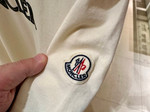 ＜MONCLER（モンクレール）＞Tシャツの中にいるラグジュアリーな水鳥がいいですよーな1枚