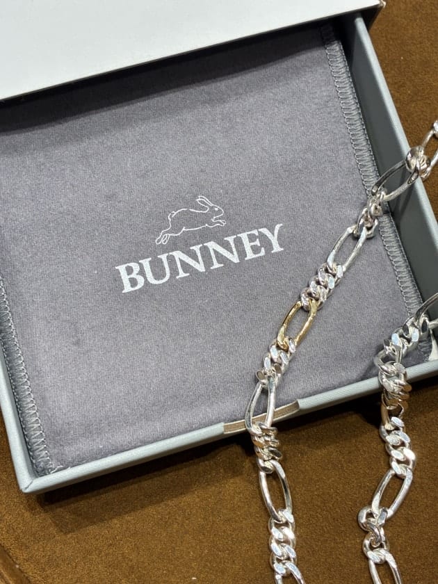 #BUNNEY チェーンネックレス ポーチ付き BUNNEY〉控えめながらも、確かな存在感を感じさせるフィガロチェーン
