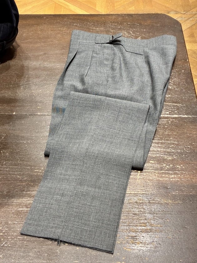 IGARASHI TROUSERS 〉英国生地と日本の技術が組み合わさった、至高の