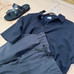 ダークトーンでまとめた、夏の上品リラックススタイル。