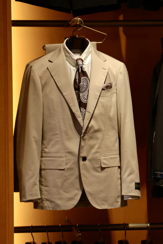 BEAMS F ロロ・ピアーナ　ベージュスーツ スーツコーナーディスプレイ＜草野スタイリング100本ノックvol33