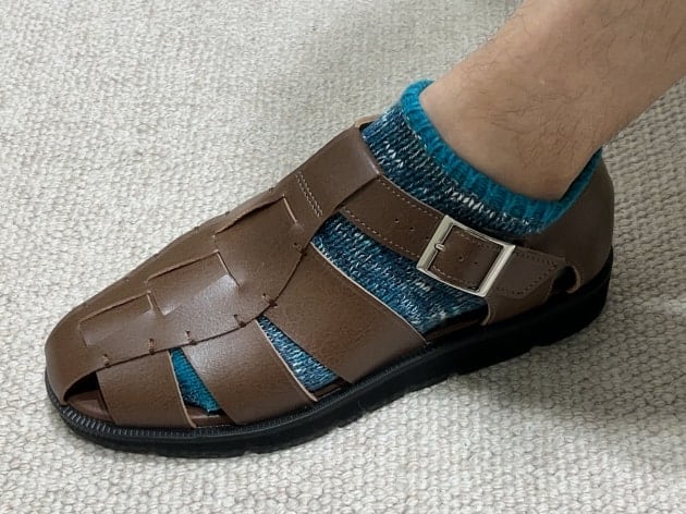 夏のサンダルはレザーでカッコよく。「ちょうどいい」の足元