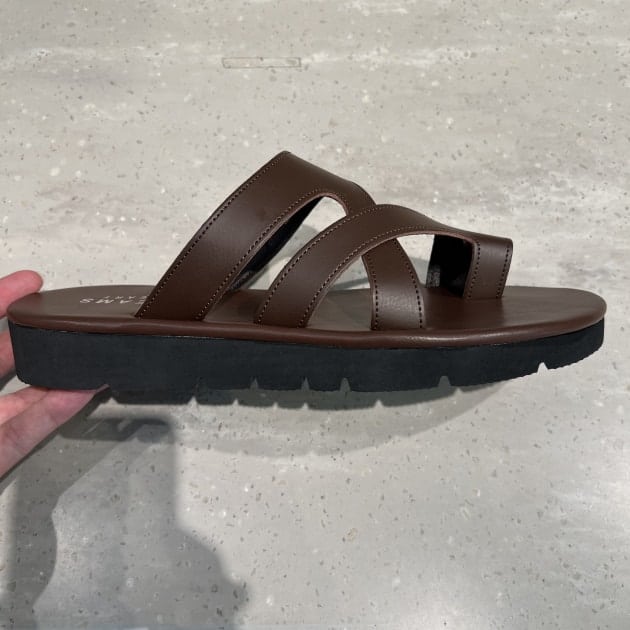 夏のサンダルはレザーでカッコよく。「ちょうどいい」の足元