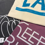 〈BEAMS PLUS〉から今年も『別注』Tシャツが発売
