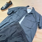 セットアップに囚われない、アクティブなシャツを都会的に着こなす。