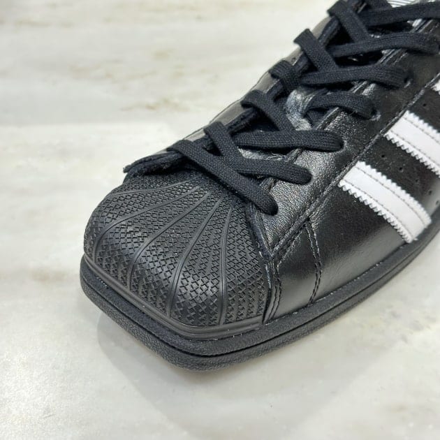 【adidas】言葉はさんかく つま先はしかく