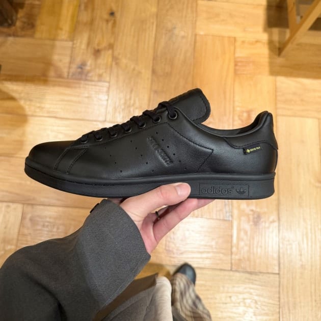 靴  Stan Smith beams adidas】大人気モデルに最強の機能。オールブラックのスタンスミス