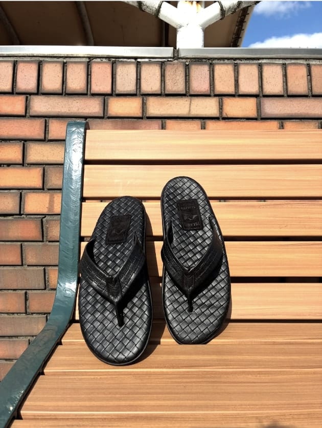  SLIPPER × BEAMS別注 ウルトラトング レザーサンダル ISLAND SLIPPER × BEAMS〉のスペシャルモデルです！｜ビームス 大宮｜BEAMS