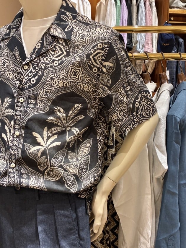 OFFICINA36〉洗練された大人のパームツリー柄シャツは、今シーズンから