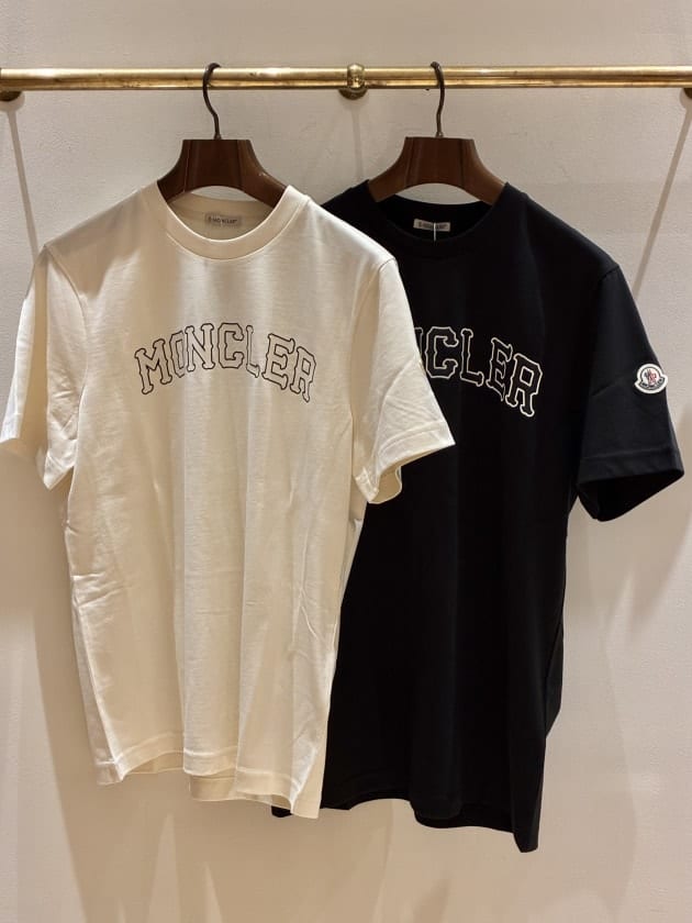 MONCLER〉大人のカジュアルスタイルを格上げする洗練されたロゴTシャツ
