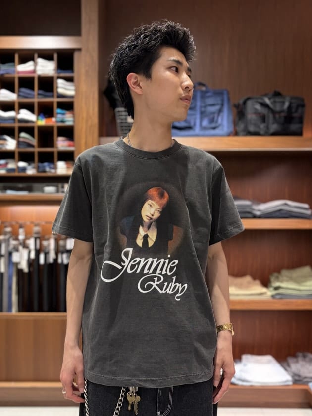 Jennie グラフィックプリント Tシャツ M ブラック JENNIE-今夏イチオシのグラフィックT-】｜ビームス 京都｜BEAMS