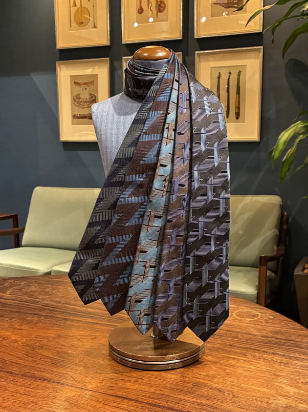新入荷〈FRANCO BASSI〉ジオメトリック柄 ネクタイのご紹介です