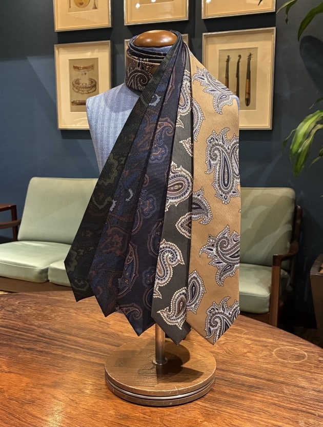 新入荷〈Holliday & Brown〉プリント ペイズリー柄 ネクタイのご紹介です。