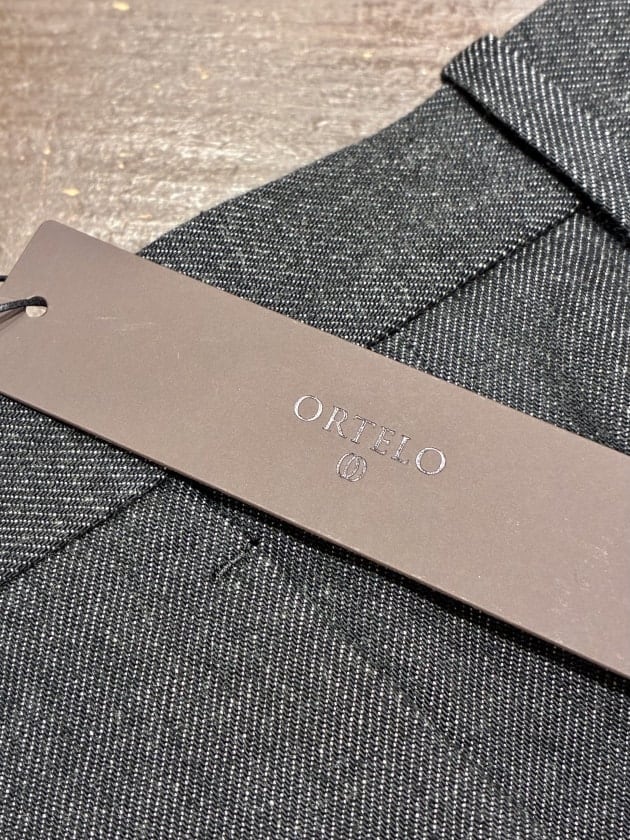 ORTELO〉美しいシルエットと質感が魅力的なデニムスラックスを