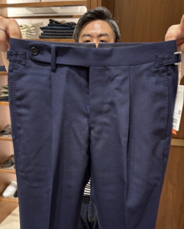 BEAMS F＞サイドアジャスター仕様ネイビースラックス。｜ビームス 熊本