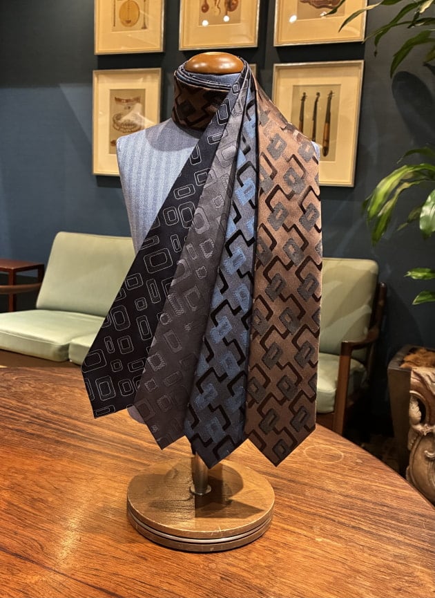 新入荷〈Holliday & Brown〉ジャカード ネクタイのご紹介です