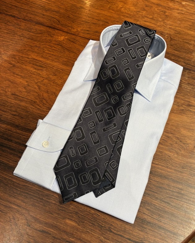 新入荷〈Holliday & Brown〉ジャカード ネクタイのご紹介です