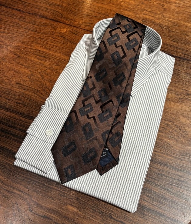 未使用　Holliday & Brown　ネクタイ　ビームス 幾何学模様 新入荷〈Holliday & Brown〉ジャカード ネクタイのご紹介です