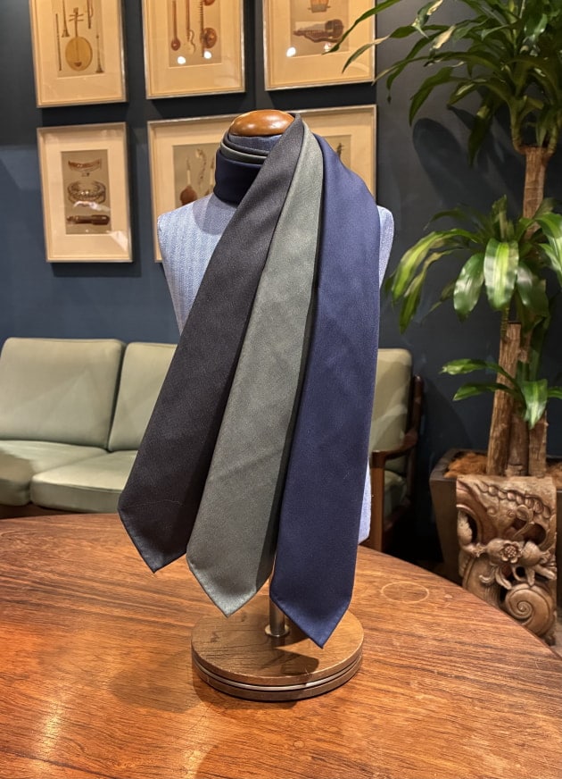 新入荷〈Atto Vannucci〉ソリッド ネクタイのご紹介です。