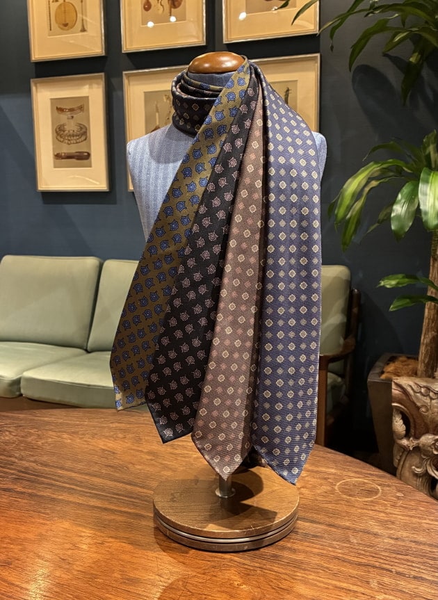 新入荷〈Atto Vannucci〉シルク プリント ネクタイのご紹介です